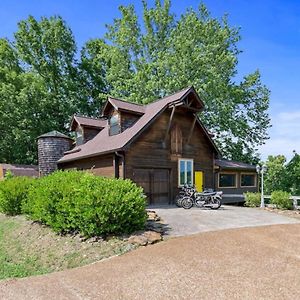 Colorful And Cozy River Retreat With A View Βίλα Lobelville Exterior photo