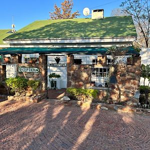 Swinburn'S Rest Aparthotel Lobatse Exterior photo