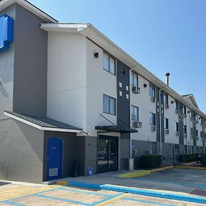 Motel 6 -Newest -Ultra Sparkling Approved - Chiropractor Approved Beds - New Elevator - Robotic Massages - New 2024 Amenities - New Rooms - New Flat Screen Tvs - All American Staff - Walk To Longhorn Steakhouse And Ruby Tuesday -Call & Save - 912-729 Kingsland Exterior photo