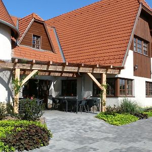 Kadarta Vendeglo Panzio Bed and Breakfast Veszprém Exterior photo