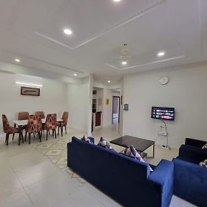 Three Bed Attached Bath Netflix Wifi Smart Tv Parking Wfh Desk Διαμέρισμα Ισλαμαμπάντ Exterior photo