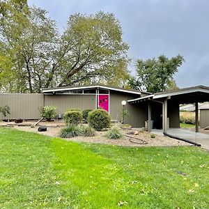 Mid-Century Style And Class In Quiet Ne Location Βίλα Cedar Rapids Exterior photo