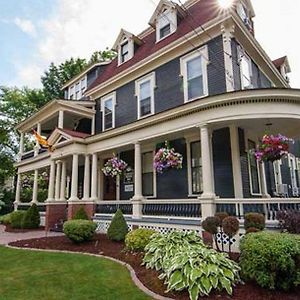 Carriage House Inn Φρεντέρικτον Exterior photo