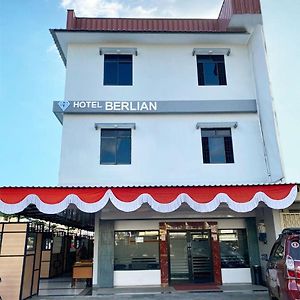 Hotel Berlian Pontianak Exterior photo