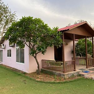 Orchard At Sarai - Private Cottage, Large Lawn, & Pet Friendly Γκουργκάον Exterior photo