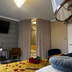 Gold Apartments Jacuzzi Room Ζεστοκόβα Room photo