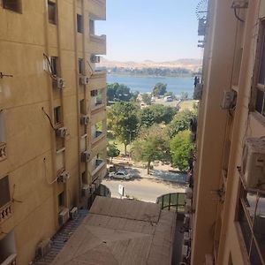 شقة مفروشة رائعة كورنيش النيل برج الرياض Διαμέρισμα Naj'al Amrab Exterior photo