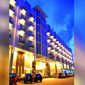 Orchardz Hotel Ayani Pontianak Exterior photo