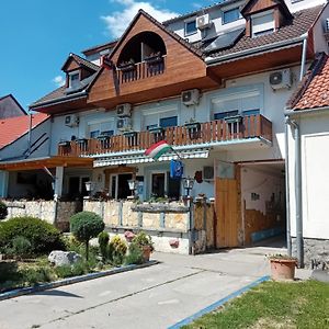 Lenzl'S Panzio Bed and Breakfast Szigetvár Exterior photo