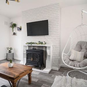 Charming Semi With Kingbed And Cozy Interiors Βίλα Μπλάκμπερν Exterior photo