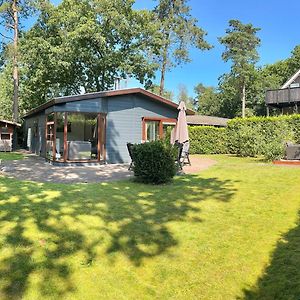 Dubbele Chalet Op Recreatiepark Topparken Op De Veluwe In Beekbergen Met Grote Vrije Tuin En Eigen Parkeerplaats Βίλα Exterior photo