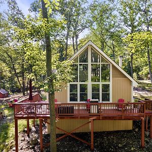 Modern Cabin W Hot Tub & Indoor Pool Gym Access! Βίλα Hedgesville Exterior photo