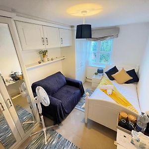 Solus Stay By Windsor, Heathrow, And Pinewood Studio - Comfy Bedroom With Ensuite Bathroom, Wifi, Parking Σλόουθ Exterior photo