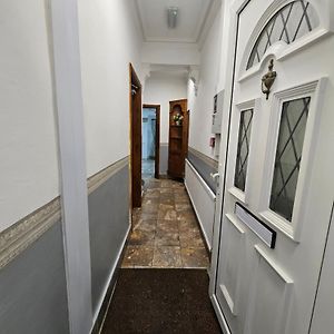 Affordable Rooms With Kitchen Near Station Overnight Free Parking Σλόουθ Exterior photo