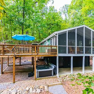 Cabin W Hot Tub, Deck, Firepit & Grill Βίλα Berkeley Springs Exterior photo