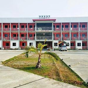 Ec Hotel Near Laoag Airport Exterior photo