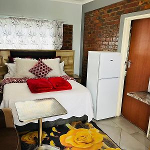 Goodlife Guest House In Klerksdorp Exterior photo