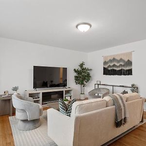 Stylish 2Br Near O'Hare Modern & Easy Access Διαμέρισμα Des Plaines Exterior photo