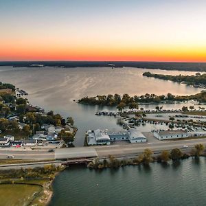 Pistakee Marina Boat House Βίλα Fox Lake Exterior photo