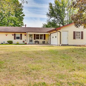 Peaceful Home Near Youngstown Fenced Backyard! Niles Exterior photo