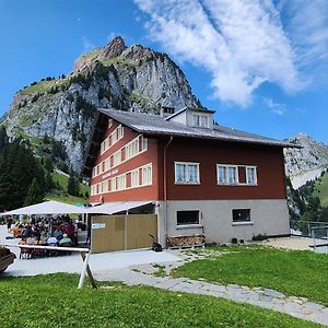 Berggasthaus Holzegg Ξενοδοχείο Alpthal Exterior photo