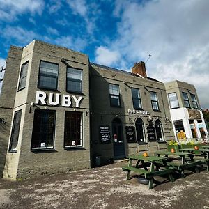 Oyo Ruby Pub & Hotel Μπράιτον Exterior photo