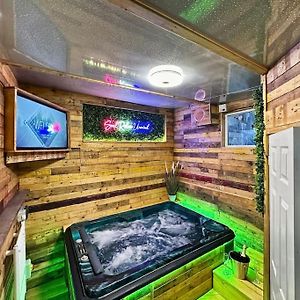 Kinky Kabin With Hot Tub, Sauna And Rooftop Garden Διαμέρισμα Llwynypia Exterior photo