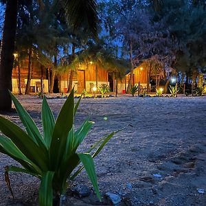 Sand Dune Beach Resort & Surf Camp Arugam Bay Exterior photo