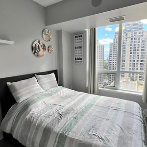 Home Stay - Room With Yonge Street View And 3 Star Hotel Amenities Τορόντο Exterior photo