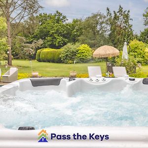 Extensive Gardens Hot Tub I Pass The Keys Βίλα Twyford  Exterior photo