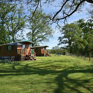 Les Roulottes Des Ris Bed and Breakfast Vallon-en-Sully Exterior photo