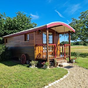 Roulotte Esmeralda: Sejour Insolite Au Coeur De La Nature, Climatisee, Parking Prive, Pret De Velos - Fr-1-590-502 Bed and Breakfast Bonnee Exterior photo