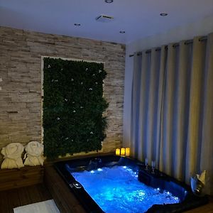 Chambre Romantique Avec Jacuzzi Privee Ξενοδοχείο Messy Exterior photo