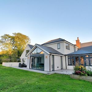 Stunning Large House In Green Dunmow Βίλα Felsted Exterior photo