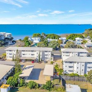 Modern Beach Apartment Gladstone Exterior photo