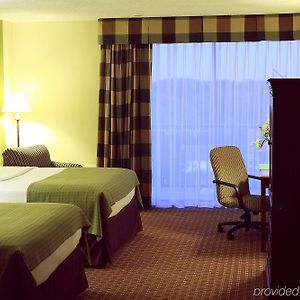 Garden Plaza Hotel Saddle Brook Room photo