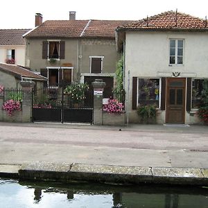 Chez Monique Ξενοδοχείο Doulaincourt-Saucourt Exterior photo