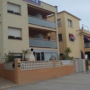 Hostal Cubelles Ξενοδοχείο Exterior photo