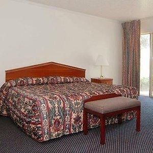 Rodeway Inn & Suites At The Casino Bossier City Room photo