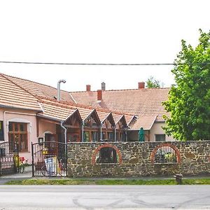 Borostyankert Etterem & Vendeghaz Ξενοδοχείο Sitke Exterior photo