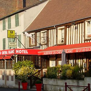 Auberge Du Cheval Blanc Ξενοδοχείο Crèvecoeur-en-Auge Exterior photo