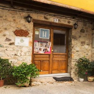 Hostal Alba Taruta Ξενοδοχείο Γουαδελούπη Exterior photo