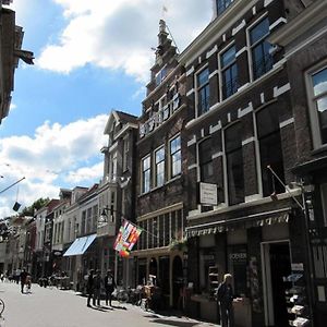 Hanzestadslogement De Leeuw, In Het Centrum, Met Een Binnenplaats, Kamers Met Badkamer En Toilet En Een Keukentje Ντέβεντερ Exterior photo