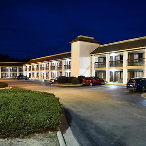 Quality Inn & Suites Fayetteville I-95 Exterior photo