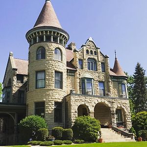 Castle La Crosse Bed and Breakfast Exterior photo