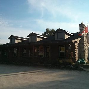 The Spirit Rock Outpost & Lodge Wiarton Exterior photo