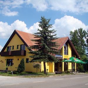 Restaurace Penzion Rafael Ξενοδοχείο Dlouhá Brtnice Room photo