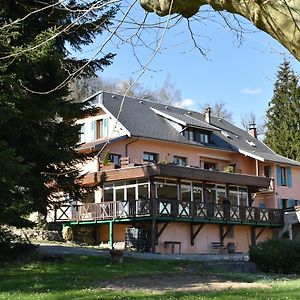 Les Lodges Du Lac Saint-Alban-de-Montbel Exterior photo