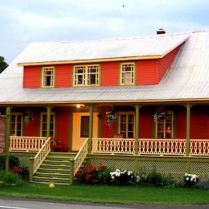 Gite De La Baie Hatee Bed and Breakfast Bic Exterior photo