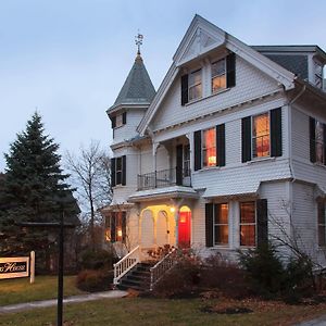 Lang House On Main Street Bed & Breakfast Bed and Breakfast Μπέρλινγκτον Exterior photo